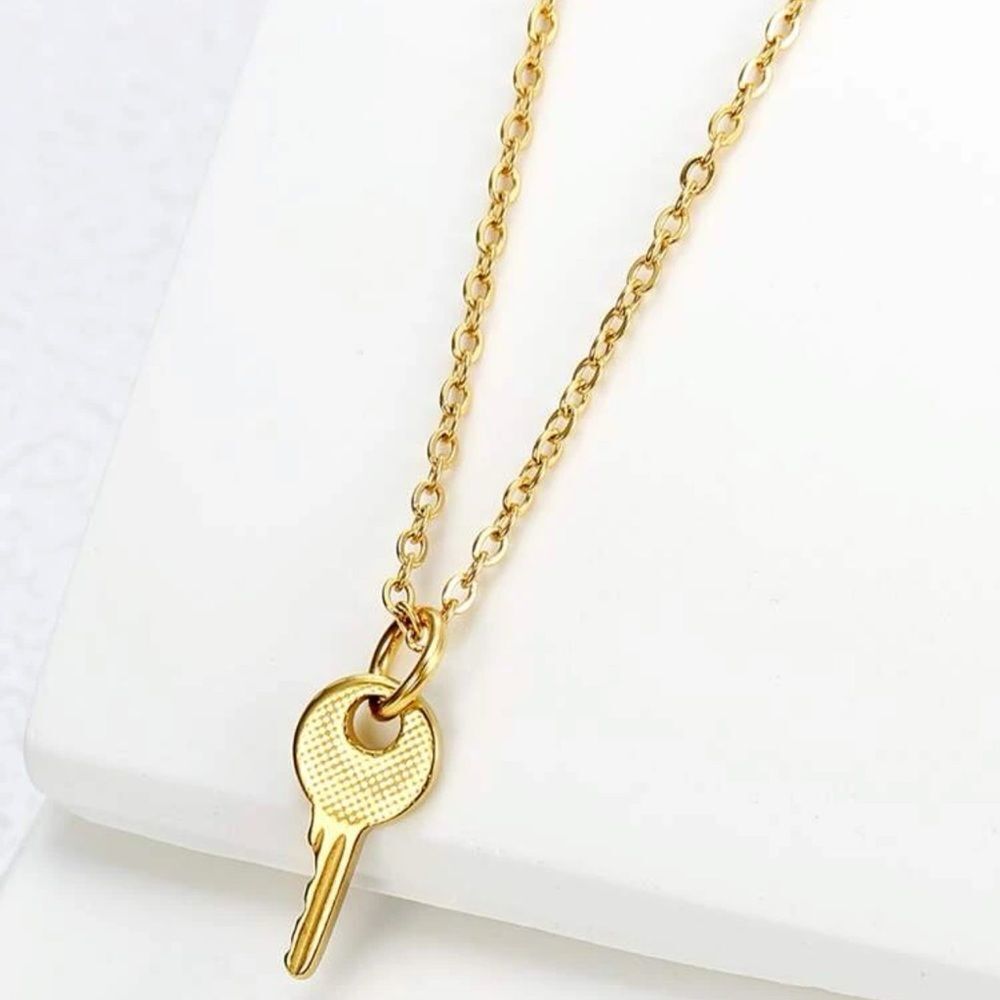 NWT 18K Gold Plated Stainless Steel Trendy Key Pendant Necklace​​​​​​​​​